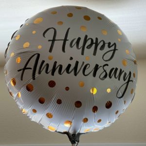 balloon that reads Happy Anniversary